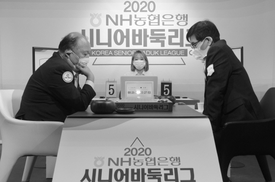서능욱 九단(왼쪽)과 강훈 九단의 가장 최근 맞대결은 지난해 10월 열린 시니어바둑리그 본선14라운드였다. 의정부 희망도시 1지명 서능욱 九단이 부천 판타지아 2지명 강훈 九단에게 승리하며 통산전적을 35승 30패로 바꿔 놓았다.